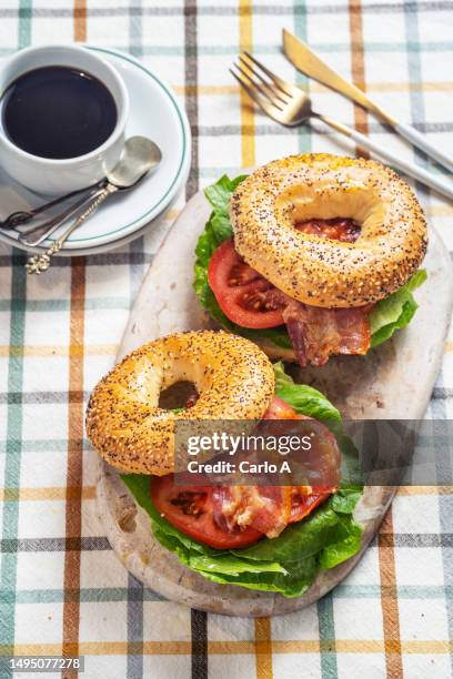 bagel bacon lettuce tomatoes - bocadillo de beicon lechuga y tomate fotografías e imágenes de stock