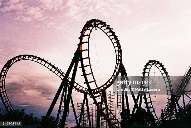roller coaster - parque de diversiones fotografías e imágenes de stock