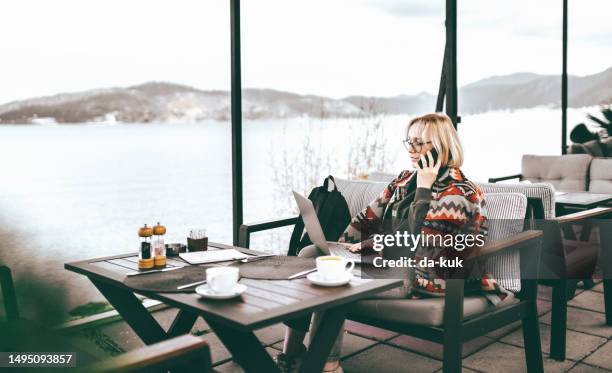 drinking morning coffee and working outdoors remotely making a phone call - café da internet stock pictures, royalty-free photos & images