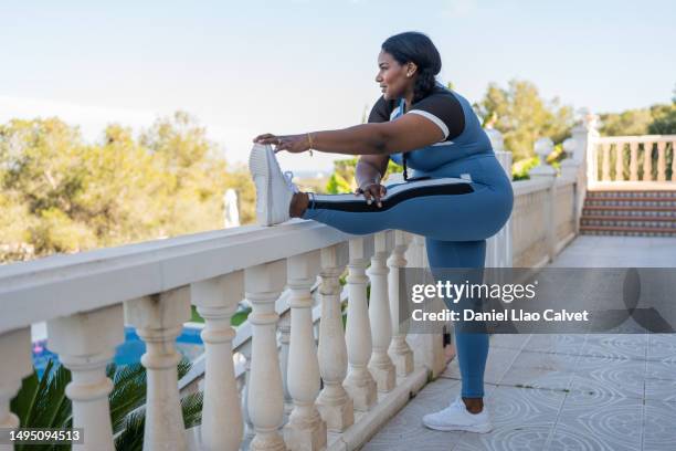 overweight sportswoman doing stretching exercise - real body fotografías e imágenes de stock