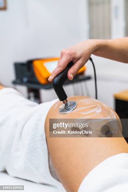 revitalizing radiofrequency treatment: rejuvenating skin, eradicating flabbiness, cellulite, and wrinkles - skin scab stock-fotos und bilder