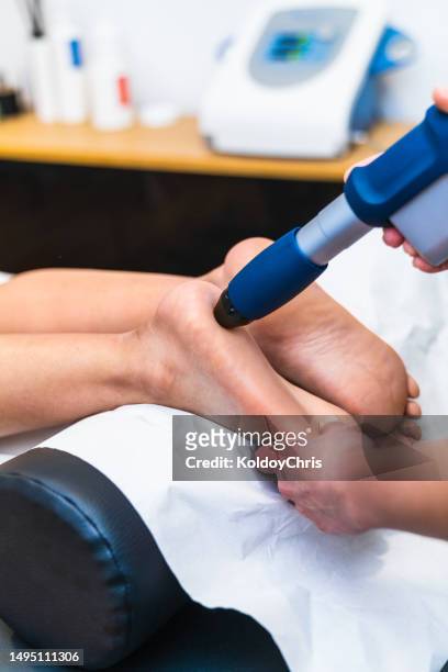 revitalizing therapy: shockwave treatment for pain relief, healing, and recovery in a fisioterapia clinic - fisioterapia stock pictures, royalty-free photos & images