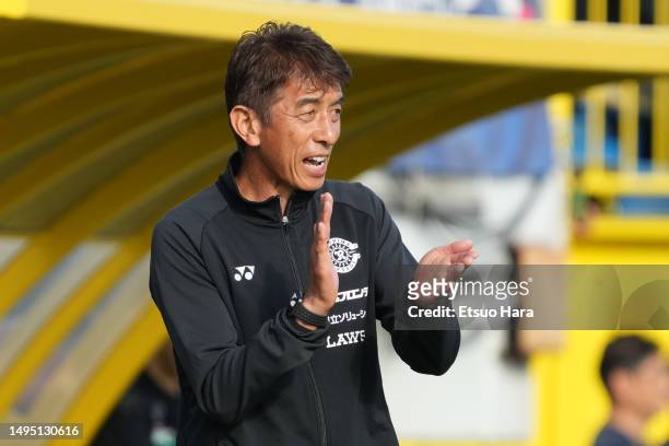 Kashiwa Reysol new manager Masami Ihara gestures during the J.LEAGUE Meiji Yasuda J1 14th Sec. Match between Kashiwa Reysol and Vissel Kobe at SANKYO...