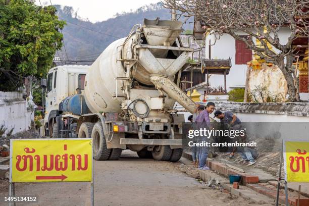 construction workers with a concrete mixer truck - concrete mixer stockfoto's en -beelden