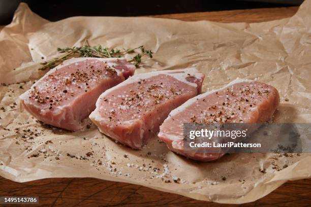 condimento de chuletas de lomo de cerdo crudas deshuesadas - carne de cerdo fotografías e imágenes de stock