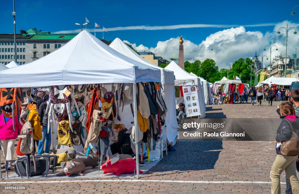 Street markets along the city port