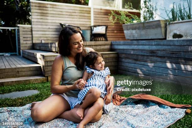 liebe, lachen und abenteuer im hinterhof: eine mutter und ihr kind schaffen wertvolle erinnerungen im freien - kind im grundschulalter stock-fotos und bilder