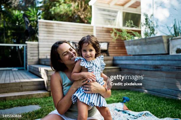 liebe, lachen und abenteuer im hinterhof: eine mutter und ihr kind schaffen wertvolle erinnerungen im freien - gartenhaus stock-fotos und bilder