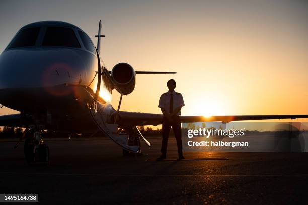 piloto junto a un jet privado - aviacion fotografías e imágenes de stock