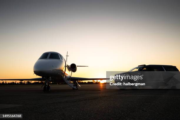suv de lujo negro estacionado junto al jet privado - jet corporativo fotografías e imágenes de stock