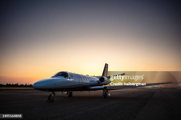 vignette plan d’un jet privé au coucher du soleil - aviation-générale photos et images de collection