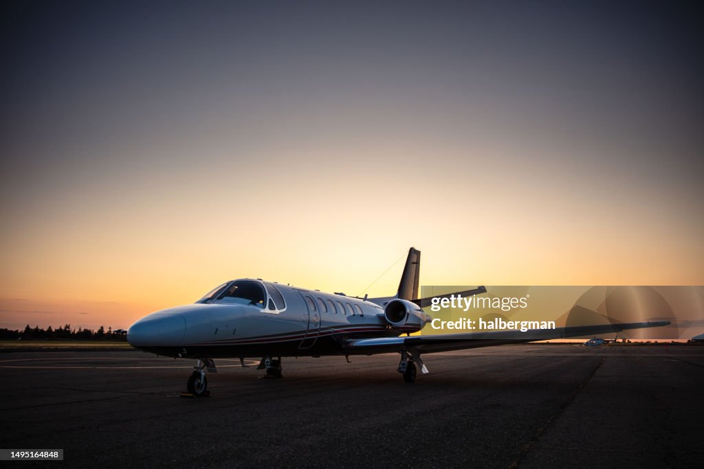 Vinheta Shot De um Jato Particular Ao Pôr do Sol