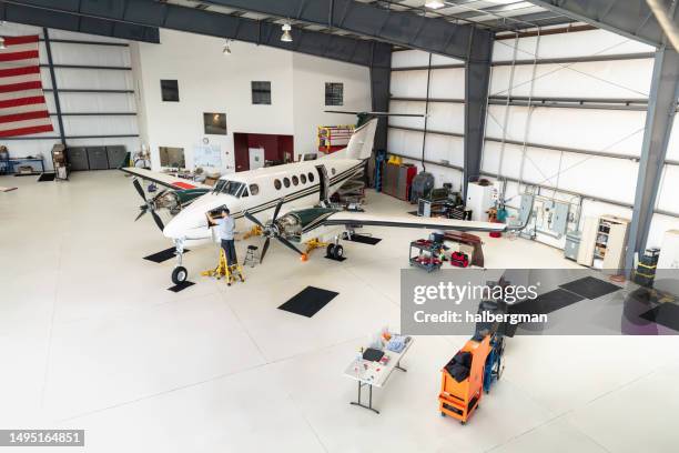 un avion privé fait l’objet d’une maintenance à l’intérieur du hangar - aviation-générale photos et images de collection