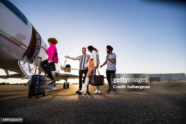 pasajeros ricos que ingresan a un jet privado - aviacion fotografías e imágenes de stock