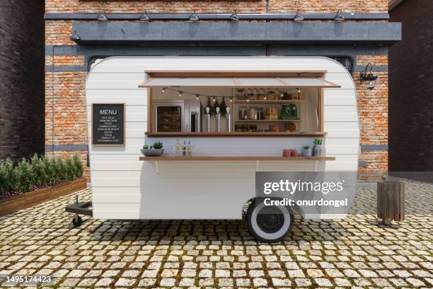 camión de comida van con ventana abierta y comida y bebidas para llevar - furgón de comida fotografías e imágenes de stock