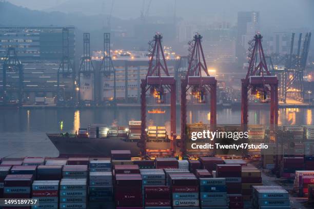 cranes loading containers at a port - caricare attività foto e immagini stock