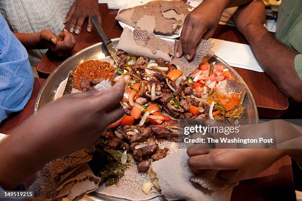 Atint Injera Ethiopian Food Eating Photos and Premium High Res Pictures - Getty Images
