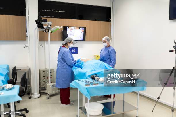 medical students learning how to perform an autopsy in class - cirurgia stock pictures, royalty-free photos & images