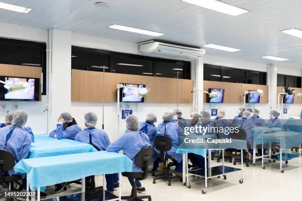 medical students learning how to perform an autopsy in class through video - cirurgia stock pictures, royalty-free photos & images