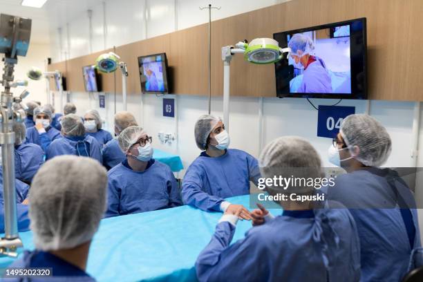 medizinstudenten lernen im unterricht per video, wie man eine autopsie durchführt - autopsie stock-fotos und bilder