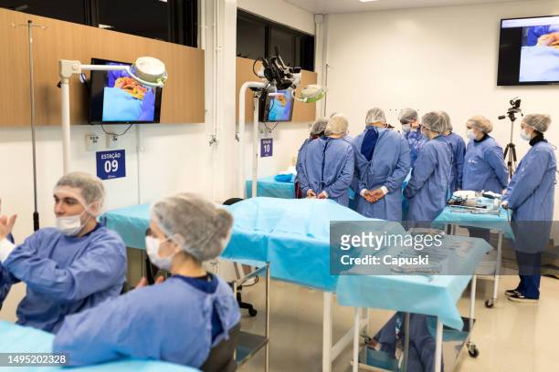 剖検実習中の医学生 - autopsy ストックフォトと画像