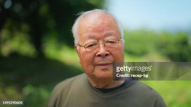 porträt eines älteren männlichen landwirts auf dem landwirtschaftlichen feld - confidence male landscape stock-fotos und bilder