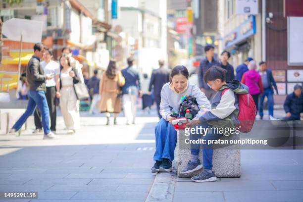 tourists in insadong market - kor stock pictures, royalty-free photos & images