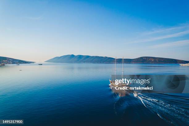 vista aerea di uno yacht bianco che attraversa il porto di bodrum, turchia - costa egea della turchia foto e immagini stock