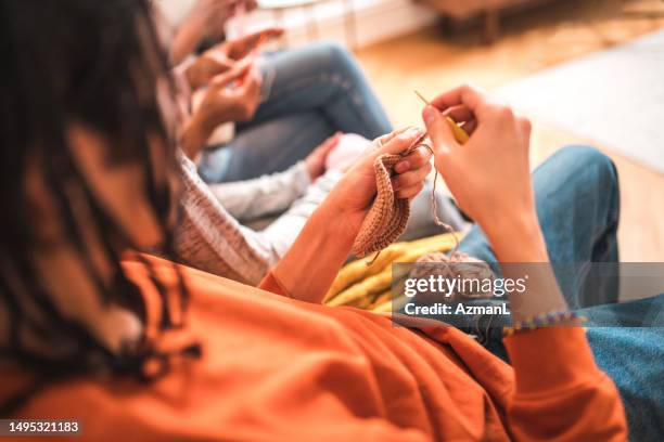 quality family time: knitting and crocheting joy in retro living room - hobbys stockfoto's en -beelden