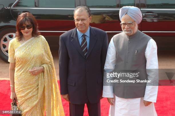 Prime Minister Manmohan Singh welcoming Mauritius Prime Minister Navinchandra Ramgoolam and his wife at the forecourt of Rashtrapati Bhawan in New...