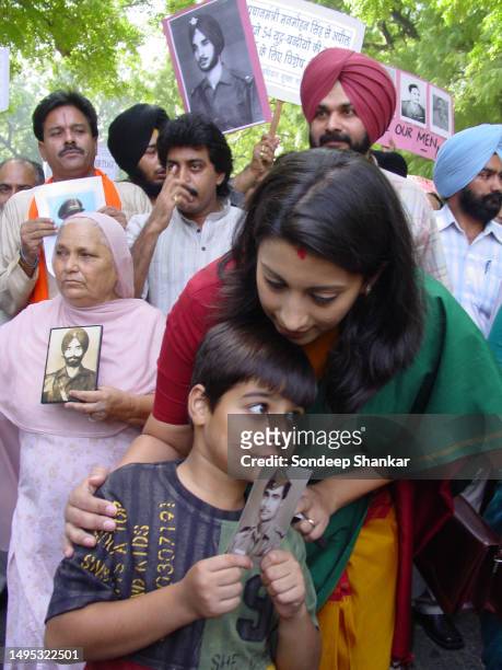 Member of Parliament Navjot Singh Sidhu with actress Smriti Irani during a peace rally in New Delhi on Sunday, October 02,2005 demanding release of...