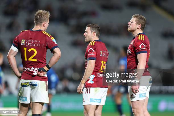 Sam Gilbert, Mitch Hunt and Scott Gregory of the Highlanders during the round 15 Super Rugby Pacific match between Blues and Highlanders at Eden...