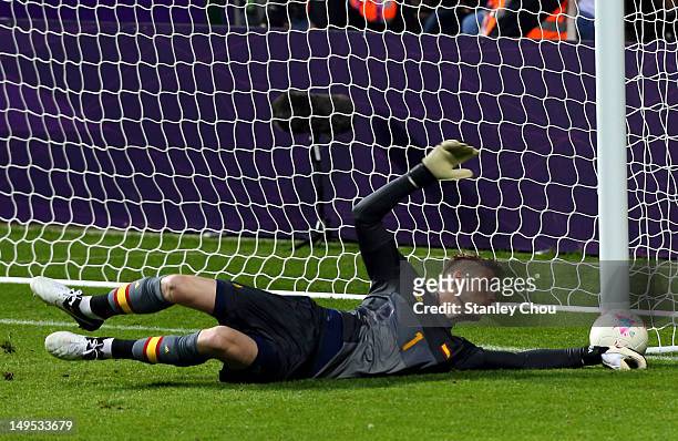 David de Gea of Spain misses a save uring the Men's Football first round Group D match between Spain and Honduras on Day 2 of the London 2012 Olympic...