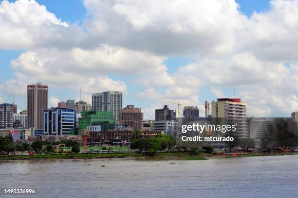 skyline von abidjan - hauptstadt von côte d'ivoire / elfenbeinküste, westafrika - abidjan streets stock-fotos und bilder