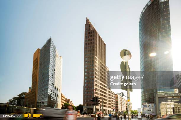 potsdamer platz in berlin im gegenlicht der nachmittagssonne - postdamer platz stock-fotos und bilder