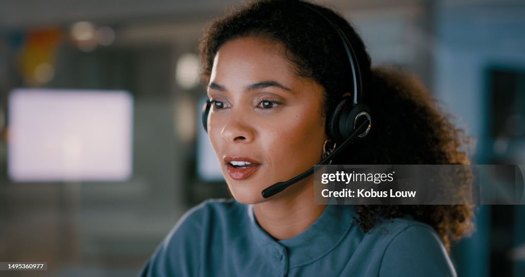 Frauen-, Callcenter- und Nachtberatung im Kundenservice, Support oder Telemarketing im Büro. Gesicht einer freundlichen weiblichen Person, Beraterin oder Agentin, die spät in der Online-Beratung oder Hilfe am Arbeitsplatz arbeitet