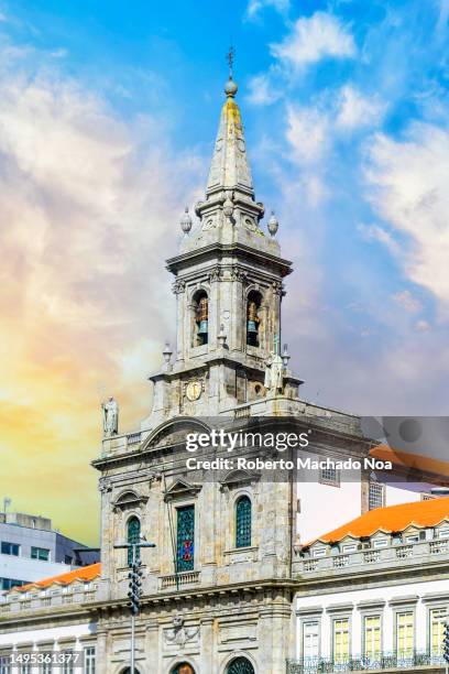 catholic church facade - kirchturmspitze stock-fotos und bilder
