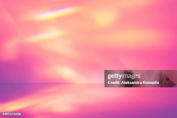 hot pink, magenta, purple color display background with dreamy golden sunny light. empty 3d stage template with caustic light effects. trendy neon colors - knallrosa stock-fotos und bilder
