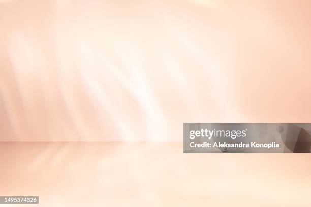 empty studio 3d exhibition background - pastel creamy pink beige stage with soft natural light yellow spotlights, golden light leaks, caustics effect, natural shadows - couleur-chair photos et images de collection