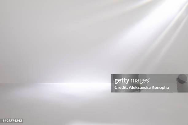 minimal empty black and white 3d room background with natural shadows. modern studio showcase with caustic effect, crystal reflections. stage with magic disco spotlights. - sovraesposizione effetti fotografici foto e immagini stock