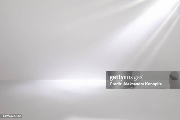 minimal empty black and white 3d room background with natural shadows. modern studio showcase with caustic effect, crystal reflections. stage with magic disco spotlights. - ljusstråle bildbanksfoton och bilder