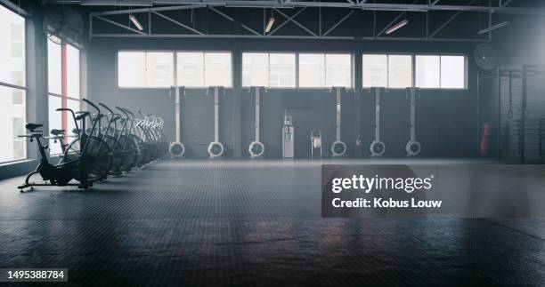sport, fitness e attrezzature con sala vuota di palestra per allenamento, salute e background. architettura, esercizio fisico e benessere con interno della struttura di allenamento per sollevamento pesi, macchina e mazza - macchina per allenamento foto e immagini stock