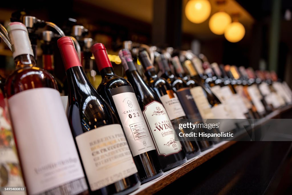 Nahaufnahme von Weinflaschen, die in einem Weingut ausgestellt sind