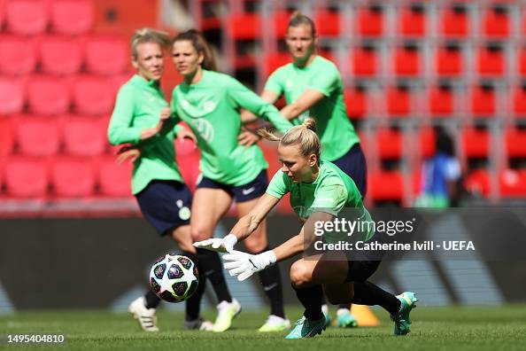 Merle Fromms Merle Frohms of VfL Wolfsburg makes a save during a training session ...