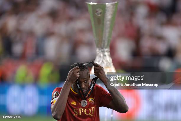 Dejected Tammy Abraham of AS Roma removes his Runners' up medal as he walks past the trophy following the penalty shoot out defeat in the UEFA Europa...