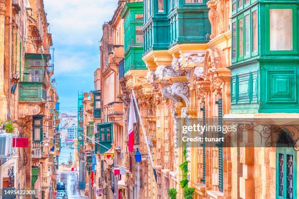 traditionelle architektur mit bunten erkern in valletta - insel malta stock-fotos und bilder