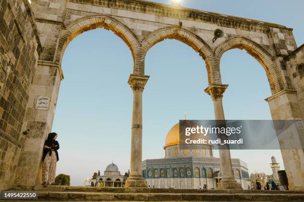 asian muslim woman leaning at the wall with dome of rock at the background - godsdienstige gebouwen stockfoto's en -beelden