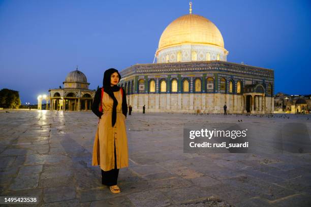 asian muslim woman walking with dome of rock at the background - al aqsa mosque bildbanksfoton och bilder
