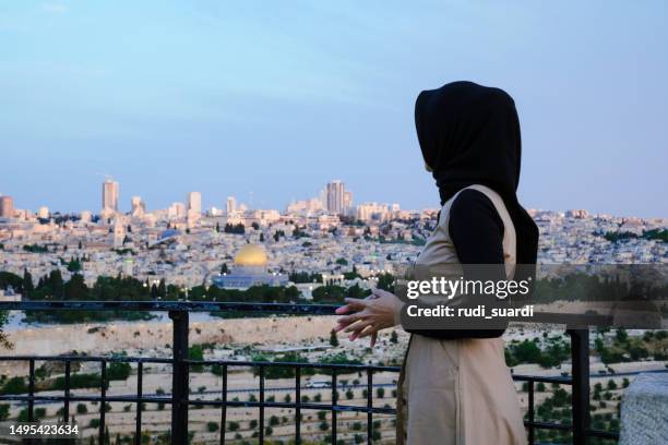 femme musulmane asiatique debout dans la vieille ville avec le dôme du rocher au coucher du soleil depuis le mont des oliviers - femme foulard photos et images de collection