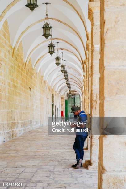 uomo asiatico che cammina al corridoio di al-aqsa - luogo di preghiera foto e immagini stock